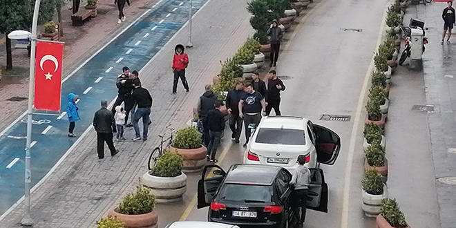3 çocuğunun gözü önünde babayı darp ettiler