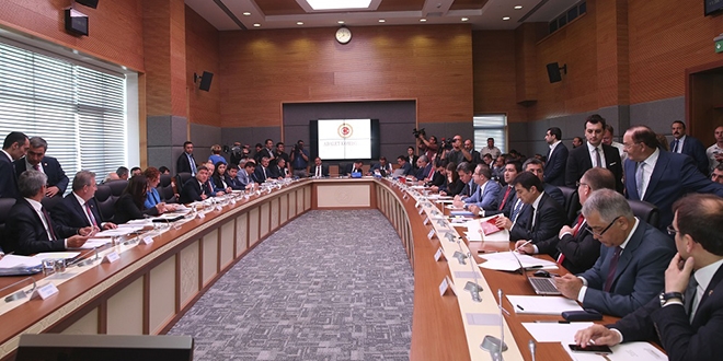 'Avukatlara yeşil pasaport' komisyonda kabul edildi