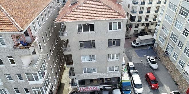 Avcılar'da 26 yıldır eğik duran bina mühürlendi