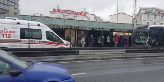 Metrobüs öndeki metrobüse çarptı, 8 yaralı