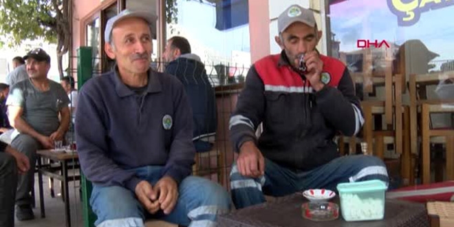 Sokakları temizleyerek kazandığı parayla iki çocuğa burs veriyor