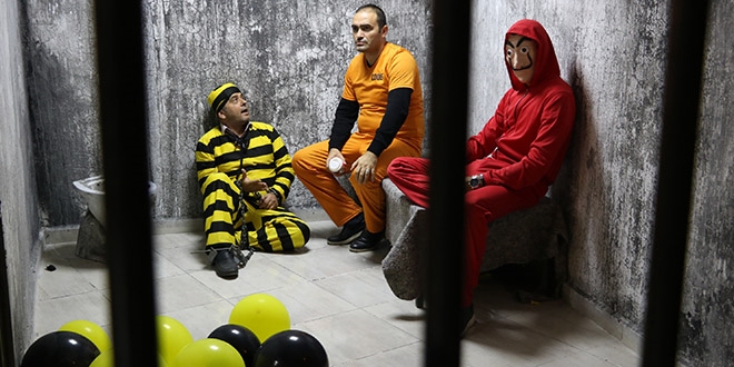 B�yle kafe konsepti g�r�lmedi...Cezaevi de�il kafe