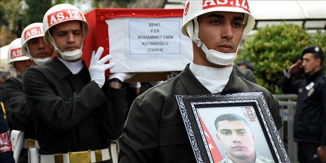 Araç kazasında şehit olan asker toprağa verildi
