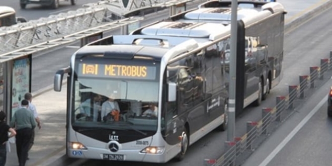 Metrobüs arızası seferleri aksattı