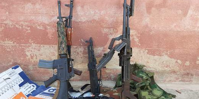 Tel Abyad'da YPG/PKK'llar silahlarn brakarak kat