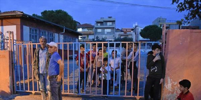 Görevli kapıyı kilitleyince okul bahçesinden çıkamadılar