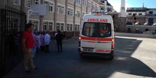 Okula girmek isteyen 2 kişi güvenlik görevlisini darp etti
