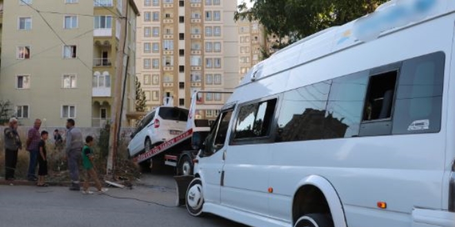 Sivas'ta öğrenci servisi kaza yaptı: 9 yaralı