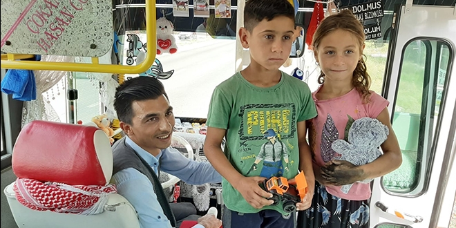 Çocuklar için dolmuşunu oyuncakçıya çevirdi