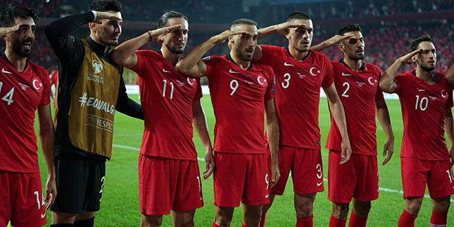 UEFA, millilerin asker selamını incelemeye aldı