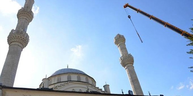 Deniz kabuğuyla cami, kalem gibi demirle minare