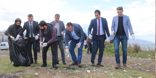 Belediye başkanı eldivenleri giydi, sahili çöplerden temizledi