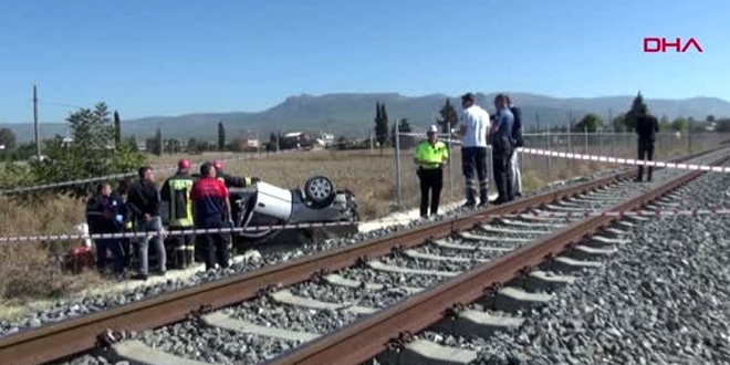 Yolcu treni otomobile çarptı 2 ölü, 1 yaralı