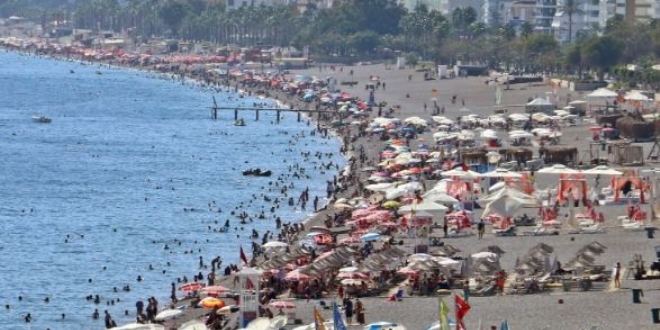 Antalya'da sahiller ekim aynda tklm tklm doldu