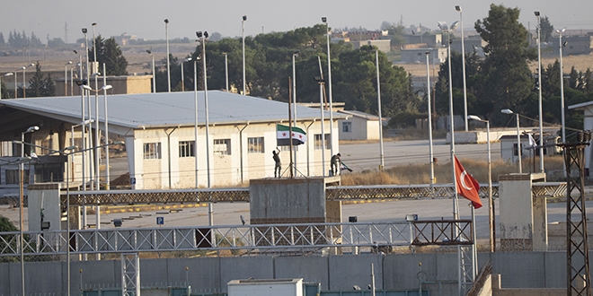 Tel Abyad'daki gümrük kapısına SMO bayrağı çekildi