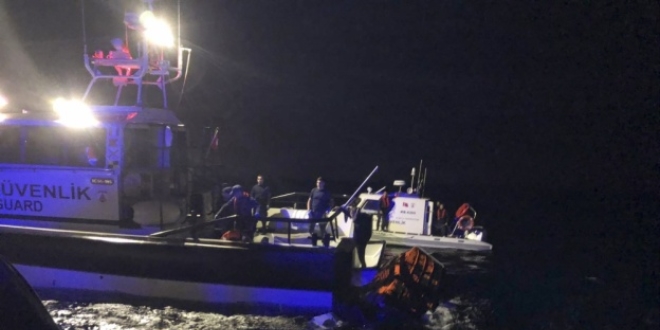 Düzensiz göçmenleri taşıyan tekne battı, 2 aylık bebeğin cesedine ulaşıldı