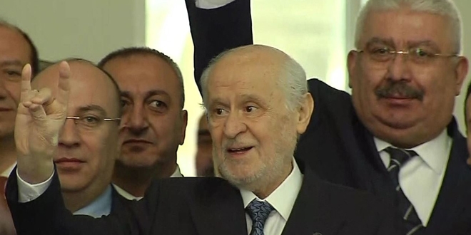 MHP lideri Bahçeli, sakal bırakarak, mesaiye başladı