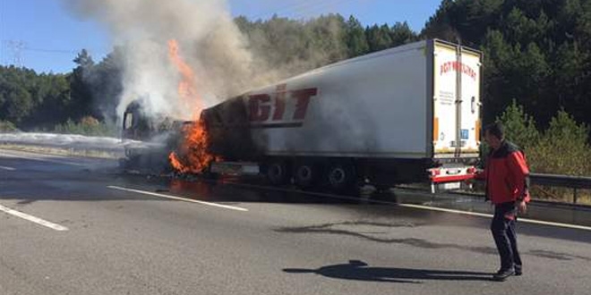 TEM Otoyolu'nda t�r yan�yor, Ankara istikameti trafi�e kapand�