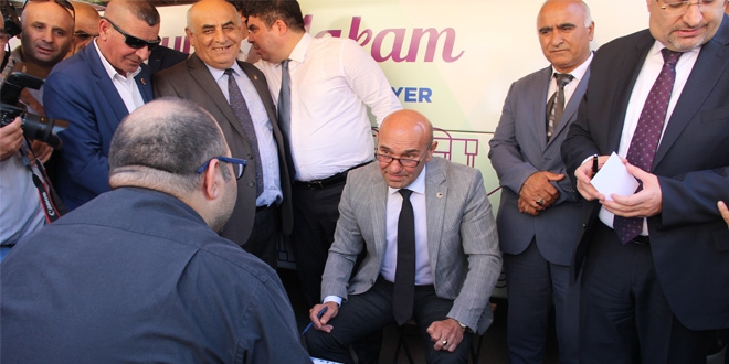 Başkan Soyer, seyyar makamıyla İzmir'i turladı