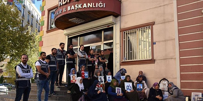 Diyarbakr annelerinin oturma eylemi sryor