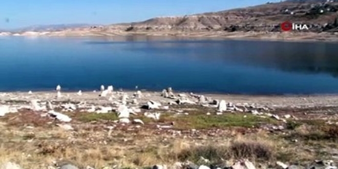 Baraj suyu çekilince insan kafatası ve kemikleri ortaya çıktı