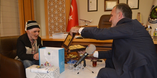 İnsanlık dersi veren engelli vatandaşı makamında ağırladı