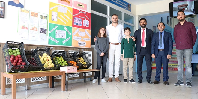 Okuldaki 'kasiyersiz manavda' d�r�stl��� ��reniyorlar