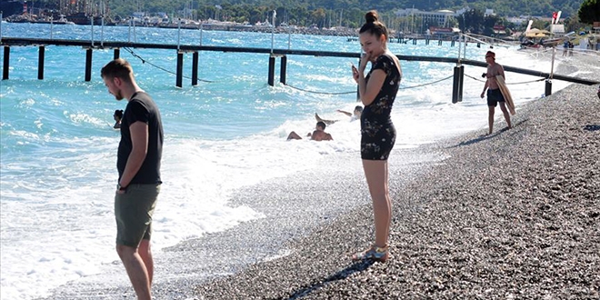 Antalya sonbahara direniyor