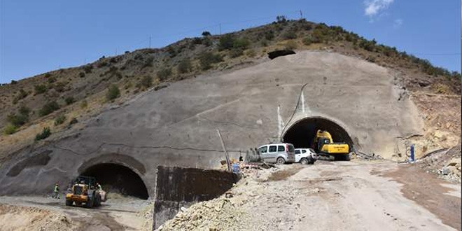 Karayolları, güvenli yolculuk için Hakkari dağlarını deliyor