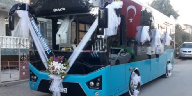 Tanıştıkları halk otobüsünü gelin arabası yaptılar