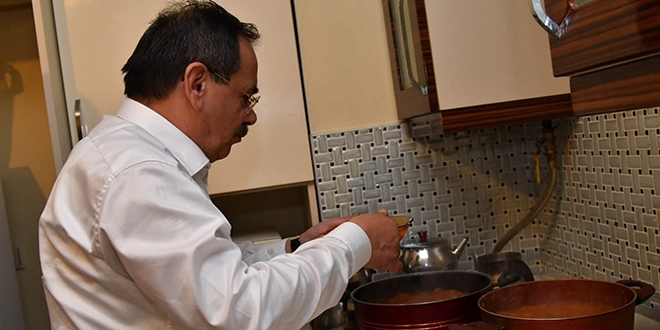 Belediye Başkanı, öğrencilere menemen yaptı