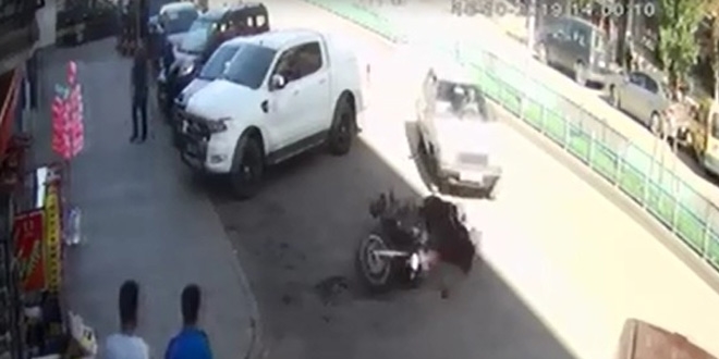 Yanlış manevra yapan sürücü polis motosikletine çarptı: 2 polis yaralı