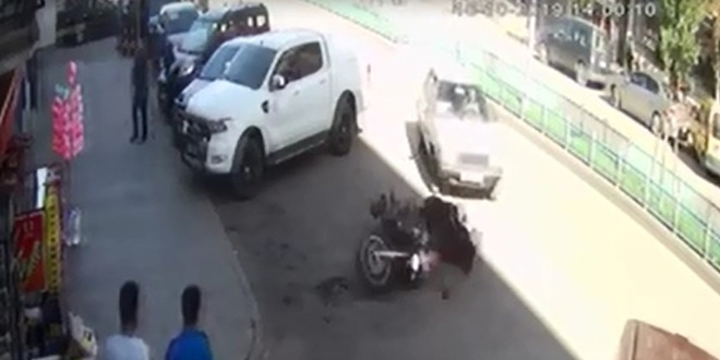 Yanl manevra yapan src polis motosikletine arpt: 2 polis yaral