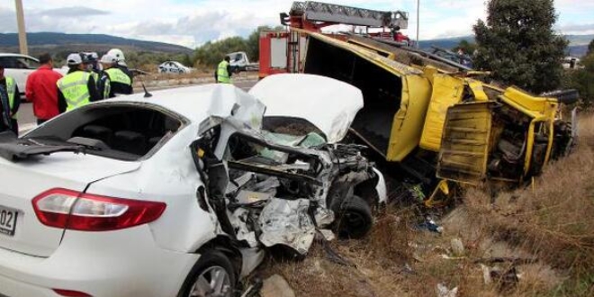 Bolu'da kamyonla otomobil �arp��t�: 3 �l�