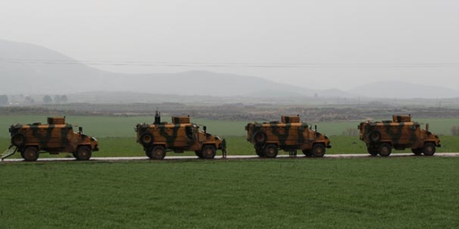 S�n�r birliklerine giden askere sevgi g�sterisi