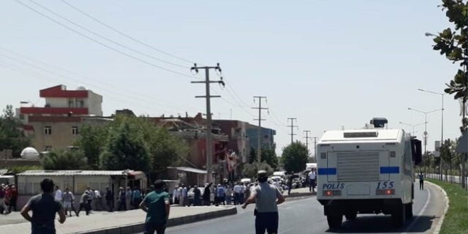 Yolu kapatan HDP'lilere polis müdahalesi