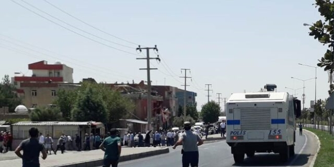 Yolu kapatan HDP'lilere polis mdahalesi