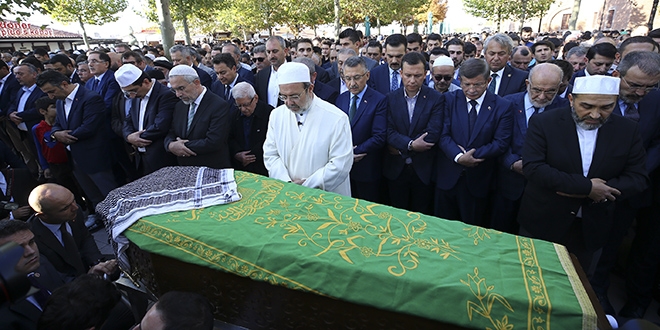 Nuri Pakdil, Hamamönü'nde, Taceddin Dergahına defnedildi