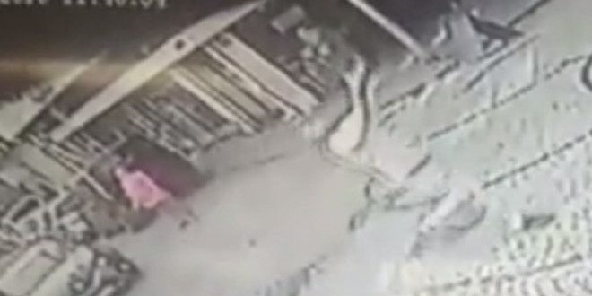 Üçüncü kattan atlayan kadını tutmaya çalıştı