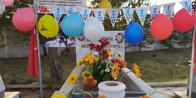 Şehit Bedirhan bebeğin mezarı balonlarla süslendi