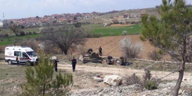 Devrilen traktörün altında kalan muhtar öldü