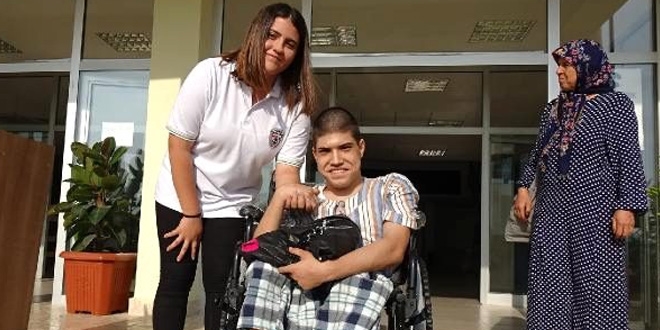 250 bin mavi kapakla okul arkadaşına tekerlekli sandalye aldı