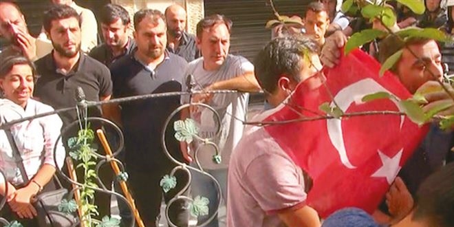 Barış Pınarı Harekatı'na tepki için toplanan grup protesto edildi