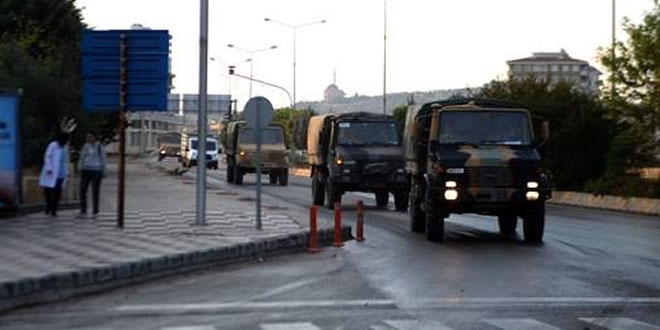 Suriye sınırına zırhlı personel taşıyıcı sevkiyatı