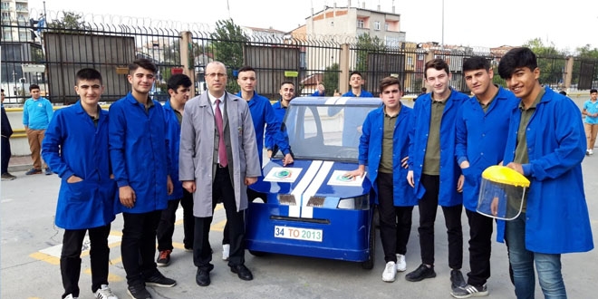 Meslek lisesi öğrencileri elektrikli araç üretti