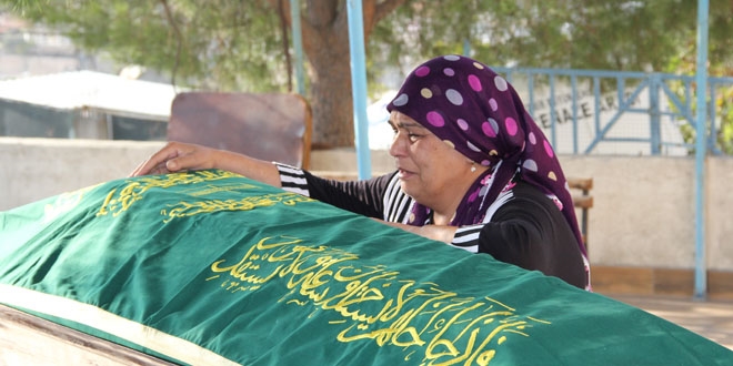 Bir annenin en zor anı: Oğlunun tabutu başında sinir krizi geçirdi
