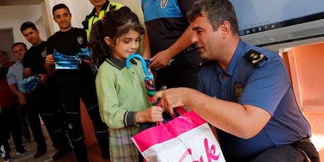Polis motosikletini yağmurdan koruyan öğrenciye ödül