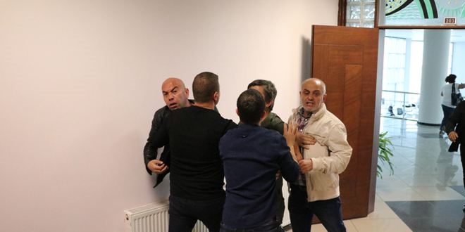 Denizlispor basın toplantısını silahla bastılar