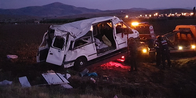 Tar�m i��ilerini ta��yan minib�s devrildi: 14 yaral�