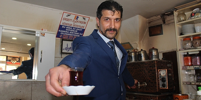 20 yıldır takım elbiseli, memur değil çaycı